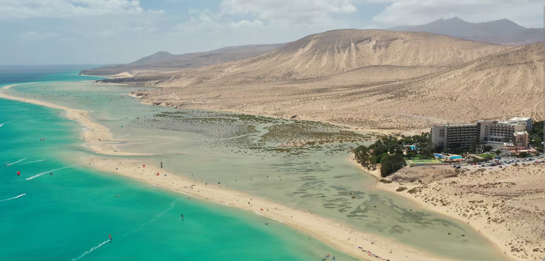 Vista de la playa de Sotavento (Fuerteventura) con el hotel Paradisus Meliá a la derecha, en una imagen cedida por la compañía.