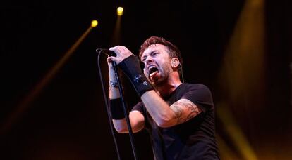 Tim McIlrath de Rise Against en su actuación en el Barclaycard Center.