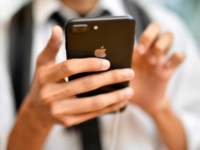 Un usuario de Iphone consulta su móvil.