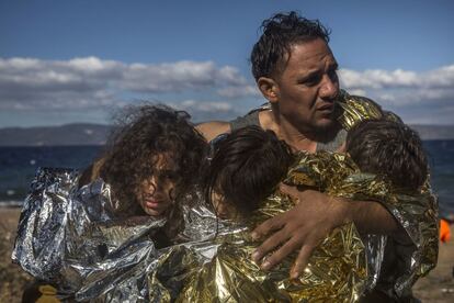 En todos estos lugares, refugiados y migrantes se ven expuestos a situaciones que suponen una verdadera amenaza para su salud, ya que no les están proporcionando unos mínimos básicos de asistencia y cobijo. A menos que se pongan en marcha urgentemente medidas de protección, miles de mujeres embarazadas, niños pequeños y personas mayores quedarán expuestos este próximo invierno a unas condiciones de vida enormemente difíciles, lo que hará que sus vidas corran un serio peligro, indican desde MSF. En la imagen, un hombre sostiene a tres niños que se protegen con mantas térmicas a su llegada a la isla griega de Lesbos el 28 de octubre.