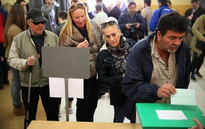 Colas para votar en un colegio electoral de Triana, Sevilla.