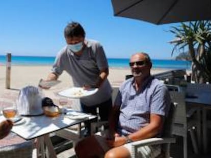 Una pareja de turistas en Calviá (Mallorca).