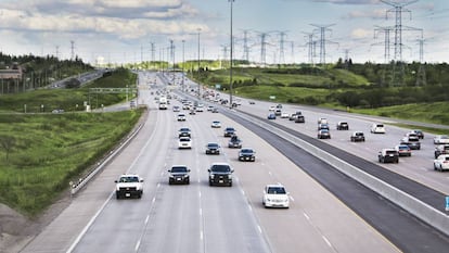Decenas de vehículos transitan la autopista canadiense 407 ETR, que sirve de circunvalación a la ciudad de Toronto y está operada por Ferrovial.