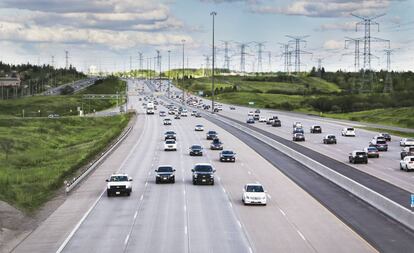 Decenas de vehículos transitan la autopista canadiense 407 ETR, que sirve de circunvalación a la ciudad de Toronto y está operada por Ferrovial.