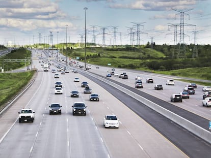 Decenas de vehículos transitan la autopista canadiense 407 ETR, que sirve de circunvalación a la ciudad de Toronto y está operada por Ferrovial.