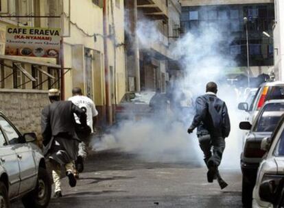 Manifestantes contra la reelección del presidente Kibaki huyen de la policía en la ciudad de Mombasa.