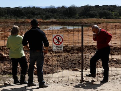 Antiguo encinar ahora talado y excavado para construir la mina de uranio a cielo abierto en Retortillo (Salamanca).