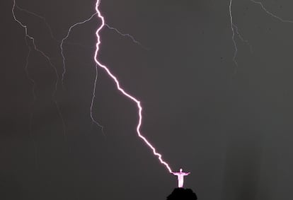 Vista del rayo que cae en las manos de la estatua del Cristo Redentor, 16 de enero de 2014, en la ciudad de Río de Janeiro (Brasil). La ciudad sufrió una fuerte tormenta que dejó barrios sin luz y las calles inundadas.