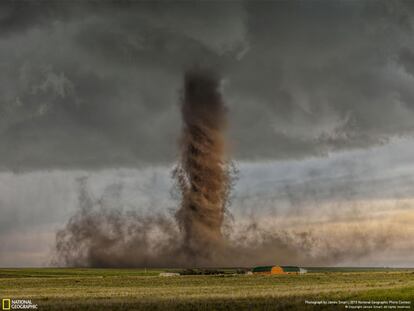 Un tornado anticiclónico, un fenómeno muy raro que dejó a James Smart, autor de la instantánea, con la boca abierta. Tocó tierra en una granja al aire libre y faltó poco para que arrasara varios edificios. Sucedió cerca de Simla, Colorado (EE UU).