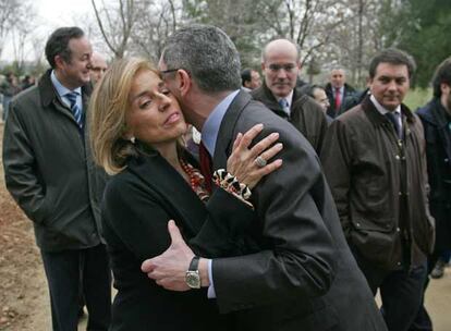 Alberto Ruiz-Gallardón y Ana Botella se saludan a su llegada a la inauguración de la tercera fase de la &#39;cuña verde&#39; de O&#39;Donnell.