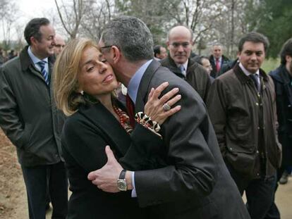 Alberto Ruiz-Gallardón y Ana Botella se saludan a su llegada a la inauguración de la tercera fase de la 'cuña verde' de O'Donnell.