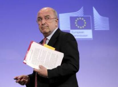 El vicepresidente de la CE y responsable de Competencia, Joaquín Almunia, da una rueda de prensa en la sede de la Comisión Europea en Bruselas (Bélgica). EFE/Archivo