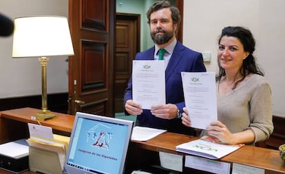 El portavoz de Vox en el Congreso, Iván Espinosa de los Monteros, y la secretaria general del grupo, Macarena Olona, en el registro del Congreso.