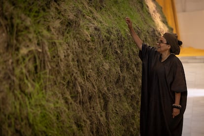 La artista Delcy Morelos explica el trabajo de construcción de este "gran útero materno" realizado con plantas, tierra y mano de obra de agricultores y artesanos andaluces.
