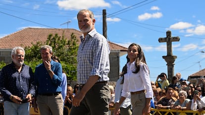 Los reyes Felipe VI y Letizia visitan la parroquia de Medieros, en Monterrei (Ourense), donde se han reunido con una representación de vecinos afectados por los incendios, este jueves.
