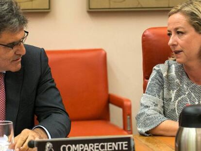 El consejero delegado del Banco Santander, José Antonio Álvarez (i), y la presidenta de la Comisión, Ana Oramas (d), durante su comparecencia en la comisión parlamentaria que investiga la crisis financiera. 