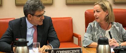 El consejero delegado del Banco Santander, José Antonio Álvarez (i), y la presidenta de la Comisión, Ana Oramas (d), durante su comparecencia en la comisión parlamentaria que investiga la crisis financiera.