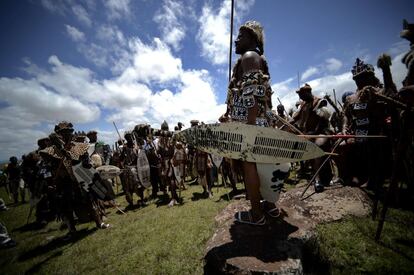 Homenaje de los miembros de tribu Xhosa mientras tenía lugar el entierro de Nelson Mandela en Qunu, Sudáfrica.