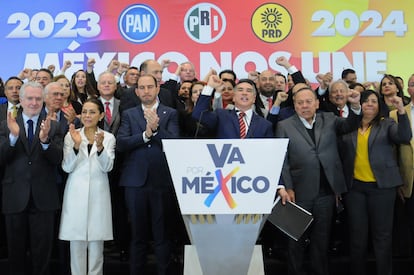 Los dirigentes del PRI, PAN y PRD, durante el anuncio de la coalición para las elecciones estatales de Coahuila