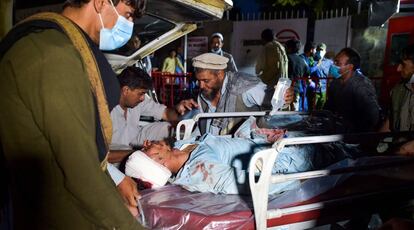 Traslado de un hombre herido de una de las dos explosiones al interior de un hospital de Kabul, este jueves.