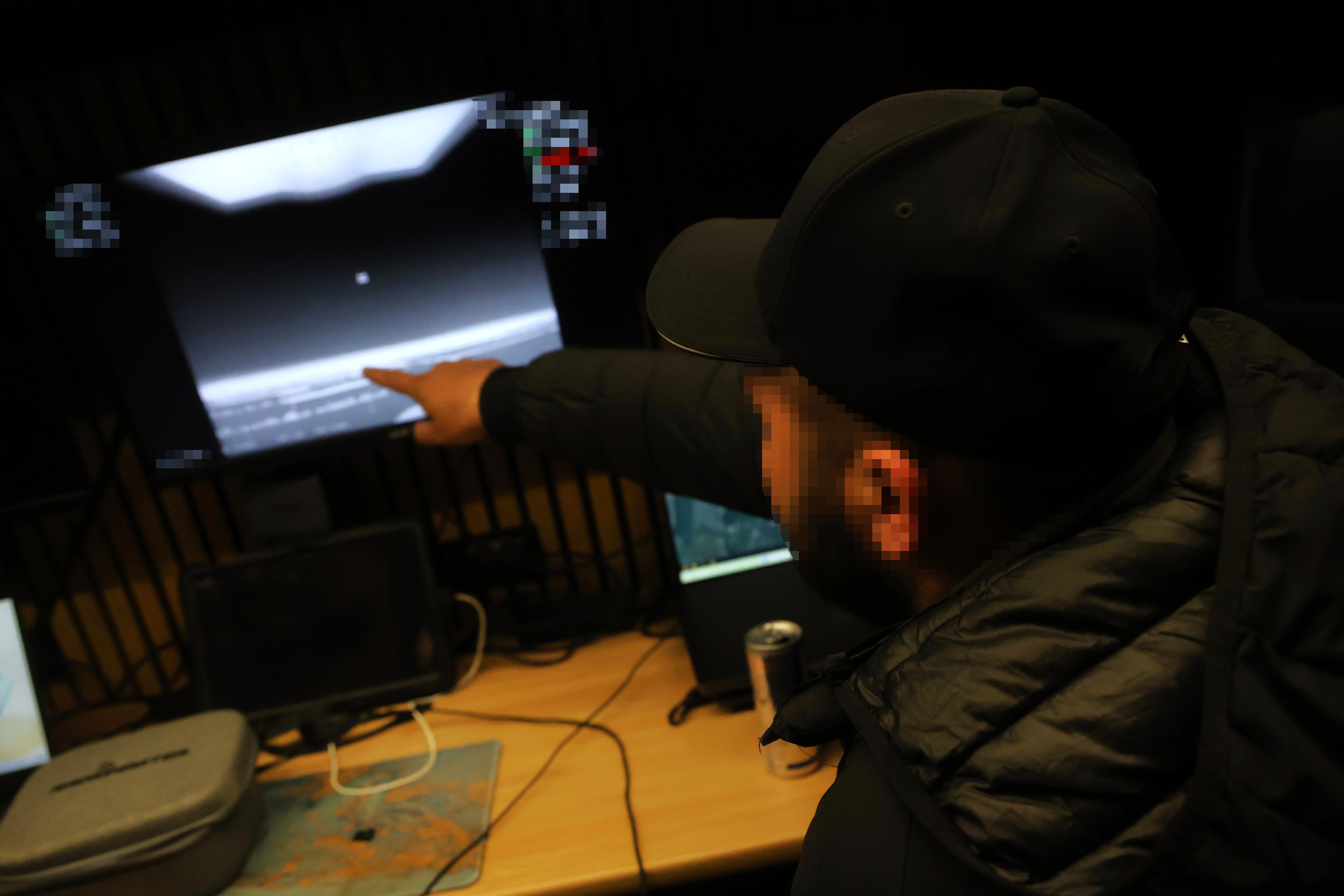 Miguel, un reputado piloto de drones, hace el seguimiento del vuelo de un aparato a través de una pantalla.