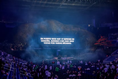 Previo al concierto, proyectaron frases alusivas a la gentrificación y otros problemas sociales.