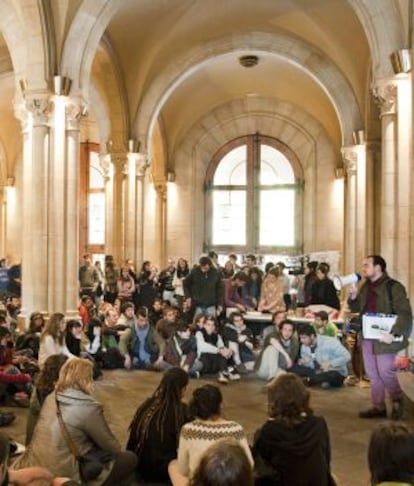 Estudiantes en la Universidad de Barcelona durante la asamblea celebrada ayer.