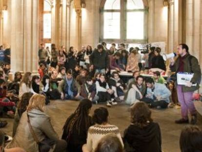 Estudiantes en la Universidad de Barcelona durante la asamblea celebrada ayer.