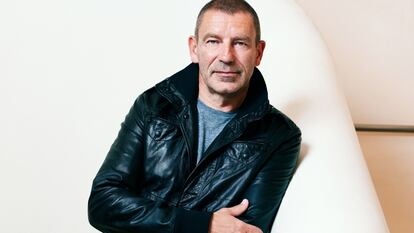 El director creativo de Bottega Veneta, Tomas Maier, en la maison de la firma en Los Ángeles. A la izquierda, la fachada de la tienda.