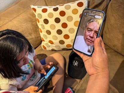María Choque y su hija Ashley Chao realizan una videollamada desde Miami con Walter Marcelino Chao.