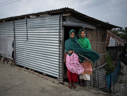 Farjana Akter Keya, de 17 años, y su hermana Sadia Sultana, de 15, viven solas en esta barraca en Pratapnagar (Bangladesh), en mayo de 2023.