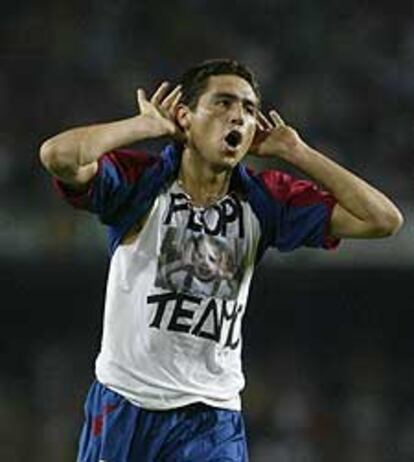 Riquelme celebra un reciente gol con el Barcelona.