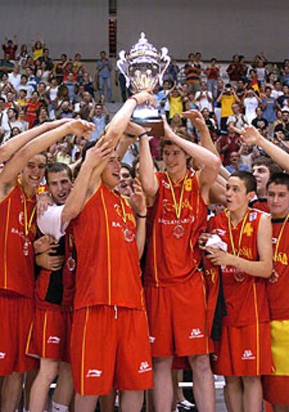 García y Moncasi alzan el trofeo flanqueados por Rodríguez (a la izquierda) y Llull (a la derecha).