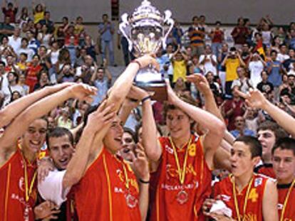 García y Moncasi alzan el trofeo flanqueados por Rodríguez (a la izquierda) y Llull (a la derecha).