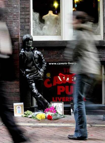 Escultura que representa a John Lennon, en Liverpool.