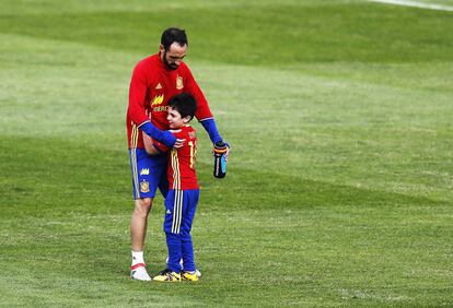 Juanfran Torres recibe el apoyo de su hijo, Oliver, ataviado también con la equipación de La Roja.