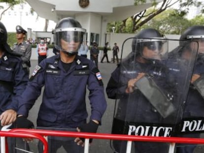 Policías tailandeses ante la Embajada de EEUU en Bangkok.