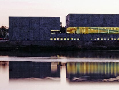 Palacio de Congresos y Exposiciones de Mérida, en la ribera del Guadiana, proyectado por los arquitectos Fuensanta Nieto y Enrique Sobejano.