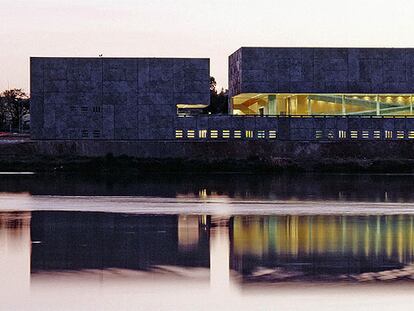 Palacio de Congresos y Exposiciones de Mérida, en la ribera del Guadiana, proyectado por los arquitectos Fuensanta Nieto y Enrique Sobejano.