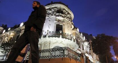 Una persona pasa por delante del palacio de Longoria.