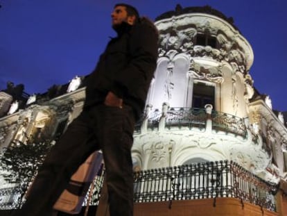 Una persona pasa por delante del palacio de Longoria.