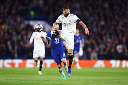 Benzema controla el balón durante el partido.