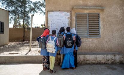 Un grupo de alumnas consulta las notas de un examen en el liceo Tassiniere de Gandiol.