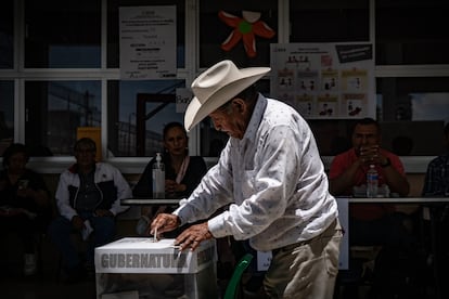 Un hombre deposita su voto en una urna en el pueblo de San Diego Alcalá, en el Estado de México.