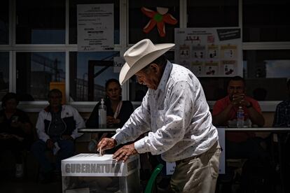 Un hombre vota en Metepec, Estado de México, en 2023.