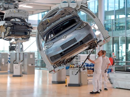 Trabajadores de la línea de montaje de coches eléctricos de Volkswagen en Dresde, Alemania.