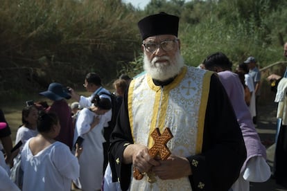 El sacerdote de rito copto Yohanan, durante una ceremonia en el conocido como lugar del bautismo de Jesús en el valle del río Jordán de Cisjordania.