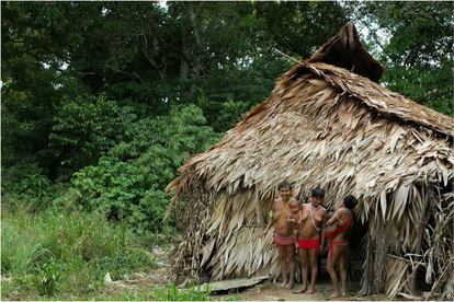 Mulheres Yanomami com seus filhos na maloca Papiú, uma das aldeias mais afetadas pelo garimpo da década de 80. A área onde ela fica voltou a ser alvo de garimpeiros, que aliciam índios e abusam de meninas.