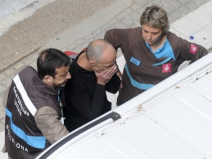 Los servicios de emergencias asisten a un hombre ante el instituto Joan Fuster.