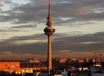 Torre España, conocido popularmente como el <i>Pirulí</i>, al atardecer.